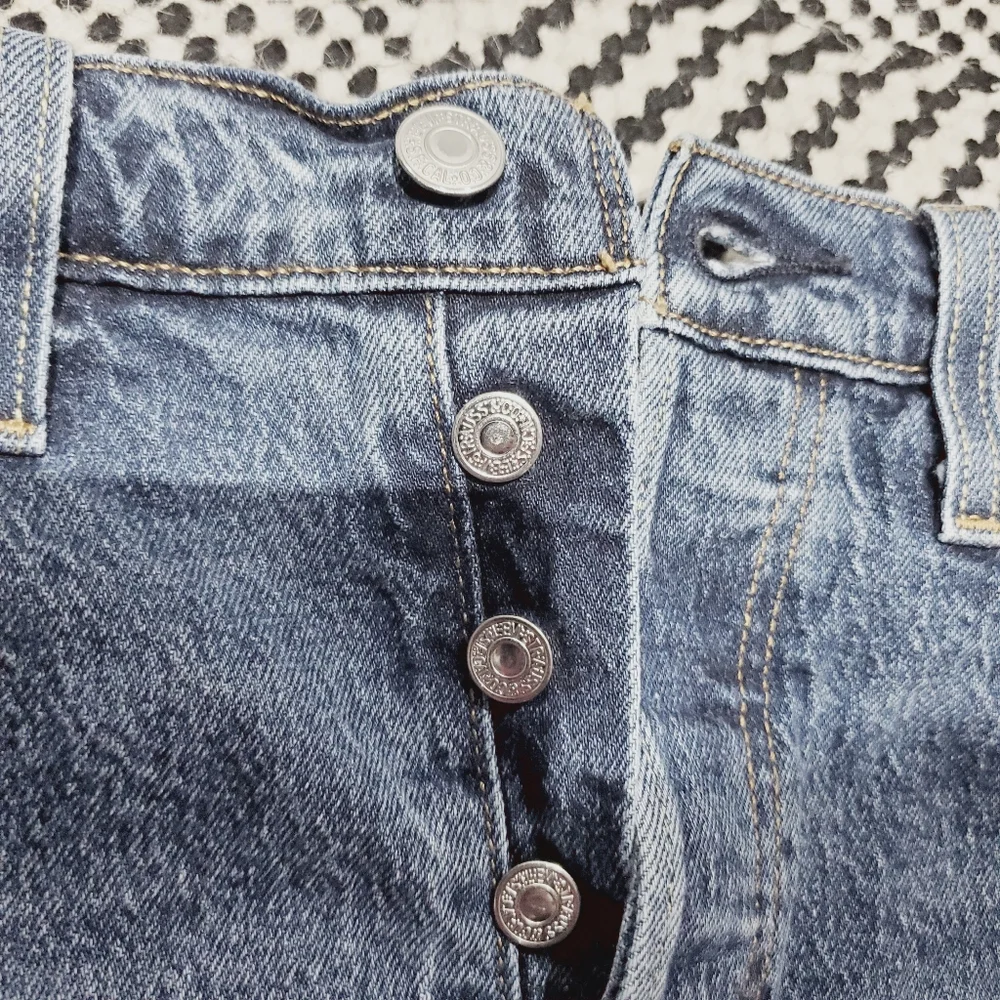 LEVIS (ARITZIA) 501 High Rise Denim Shorts Cut Offs - Picture 6 of 15